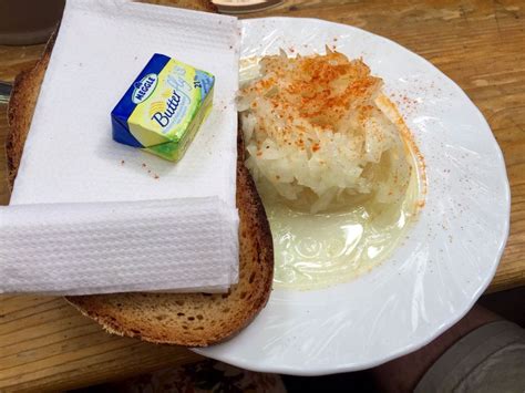  Handkäse mit Musik! Savourez la fraîcheur crémeuse du fromage accompagnée d'un délicieux mélange d'oignons rouges et de vinaigre.